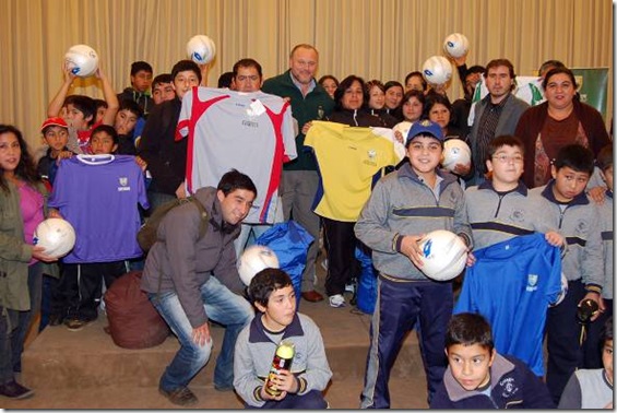 14 instituciones recibieron implementación y ropa deportiva en Temuco