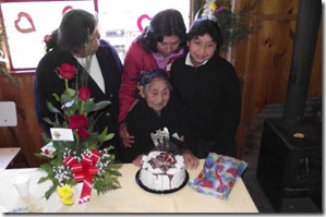 Escuela Chomío de Padre Las Casas reconoce a mamá de 108 años en su día
