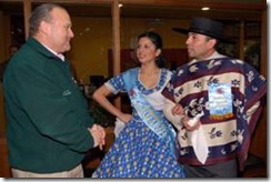 Alcalde Becker se reunió con pareja temuquense que participará en campeonato nacional de cueca en Arica