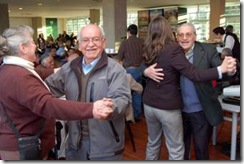 Alcalde Becker junto a trecientos adultos mayores de la comuna celebraron el Día del Padre