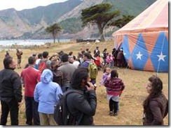Comunidad insular celebra paso de comitiva teatral por Isla de Pascua y Juan Fernández