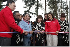 PUYEHUE.-La subsecretaria de Obras Públicas, Loreto Silva Rojas, entrega camino indígena PDI en Puyehue.