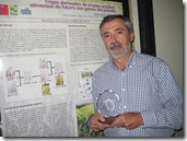 Dr. Claudio Jobet mostrando el premio entregado por Fundación CPEC-UC