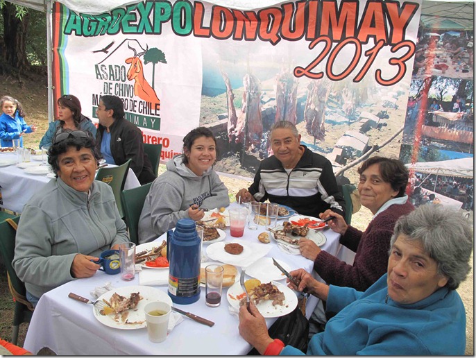 grupo comiendo chivo