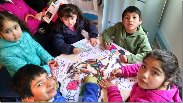 Los niños que visitaron el stand informativo pintaron dibujos alusivos a la prevención de la hepatitis.