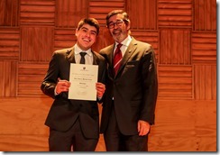 El Vicerrrector Hugo Cumsille realizó la entrega de diplomas y títulos