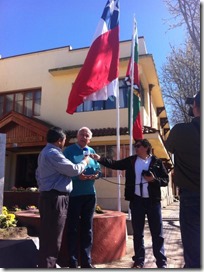 alcalde y bandera mapuche en frontis (septiembre 2014)