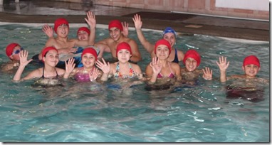 FOTO alumnos se recrean en piscina temperada