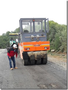 Camino Inspector Fernandez  –  acceso a Termas de Tolhuaca trabajos de concreto asfaltico sobre el 45%  (1)