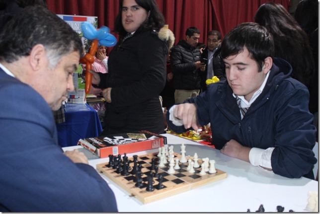 Seremi juega ajhedrez alumno Collipulli