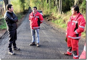 Director Regional de Vialidad se reune con cuadrilla Plan Indigena y Administracion Directa en Faja 4000 de Cunco (1)