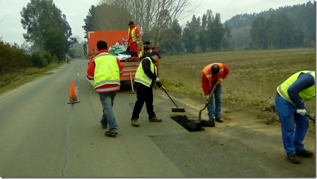 Trabajos de Bacheo en Camino Carahue - Nehuentue - Balsa Moncul   (3)