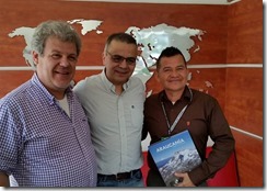 El profesor Norman Moreno(al centro) junto a sus colegas en Colomnbia.
