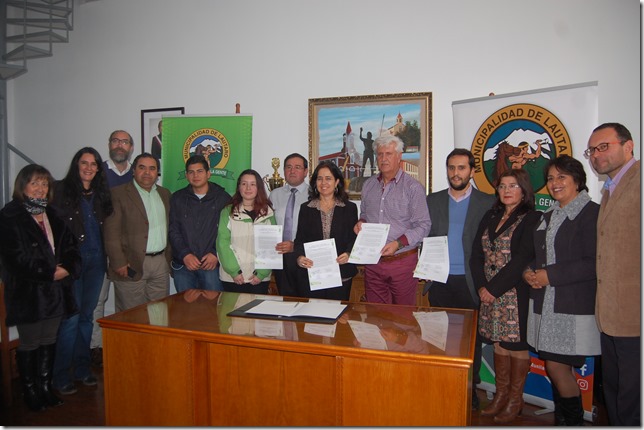 La firma de convenio se efectuó con los alcaldes y directores de los establecimientos de ambas comunas