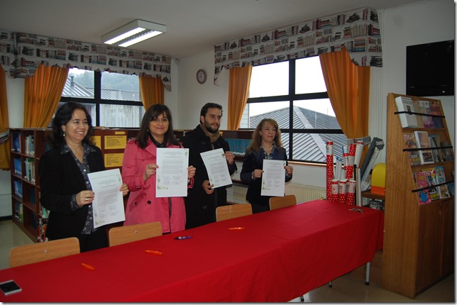 La firma de convenio se efectuó con los alcaldes y directores de los establecimientos de ambas comunas 2
