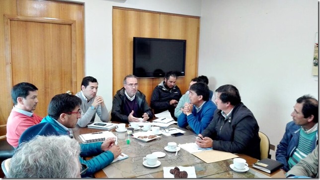 Reunión de trabajo Vialidad Araucanía con Asociación de Municipalidades con Alcalde Mapuche (2)