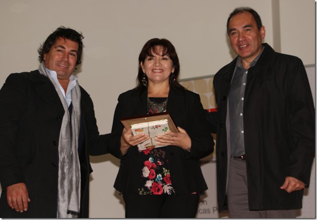 Una de las reconocidas junto a Consejero Hernol Flores y Director de Cultura Pedro Mariman