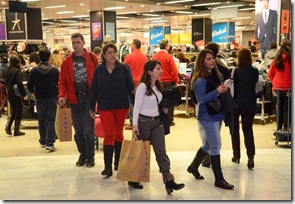 gente de compras de navidad en el faro.