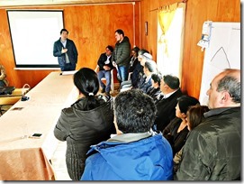 Director Manuel Robles sostuvo encuentro con vecinos de Nehuentúe y Comunidades Mapuche para abordar temas viales del sector (3)