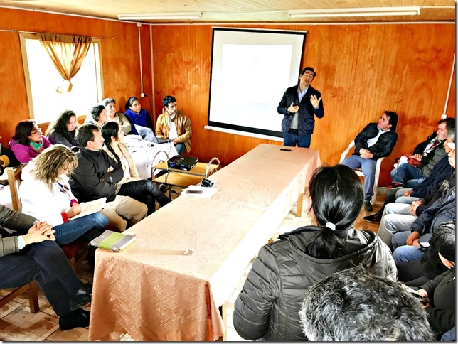 Director Manuel Robles sostuvo encuentro con vecinos de Nehuentúe y Comunidades Mapuche para abordar temas viales del sector (2)