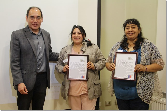 Director de cultura y Artesanas Flor María Opazo Molina y Sabina Rosa Landeros Cayuman de Teodoro Schmidt. Registro de Artesanos 2017.
