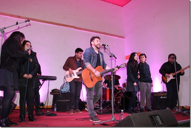 estudiantes cantan con uanjo Montecinos en Lautaro