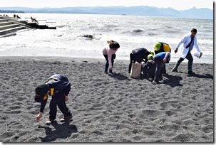 Alumnos de diferentes escuelas realizan operativo de aseo en Playa Pucara de Villarrica (2)