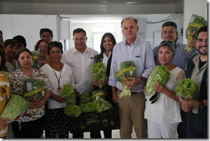 Foto 2 Ministro Walker visita a la los agricultores de cooperativa Altos de la Portada que producen verduras hidroponicas