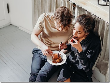 pareja comiendo en el suelo