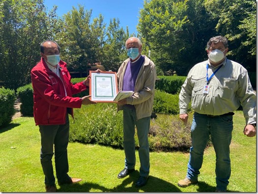 Seremi del Trabajo  Patricio Sáenz, Dir ISL Roberto Quintana y Dueño de Huerto, Mario Balmaceda en la entrega de reconocimiento 1