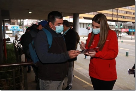 Seremi Consuelo Gebhard entregando informacioìn del IFE Universal