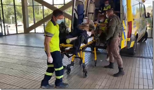 Foto del viernes traslado de uno de los carabineros al hospital de Angol