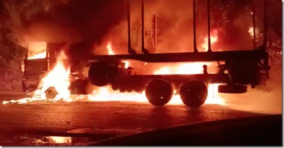 3-camiones-quemados-por-encapuchados-en-ruta-lumaco-capitan-pastene-atentado-capitan-pastene-1024x530