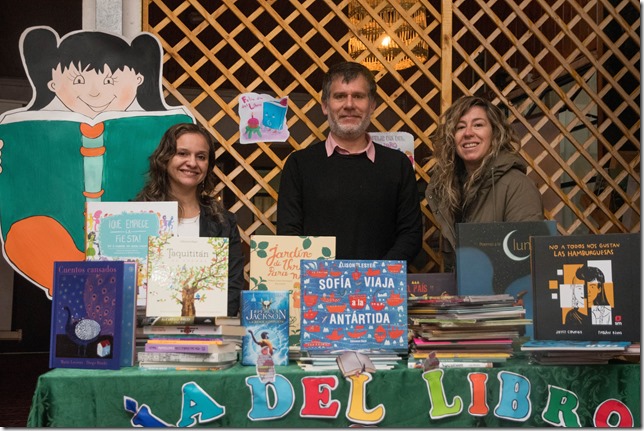 Adriana Acuña, Omar Davison y Lorena Lira con la colección de libros donada a la Escuela Juan XXII
