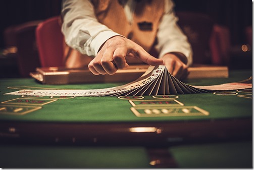 croupier en mesa de blackjack