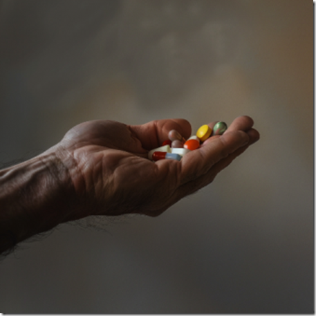 vilinsky_realistic_photo_of_person_with_pills_on_the_hand_witho_6090d8ba-2e9b-431f-bf0e-a79a145b9b5f