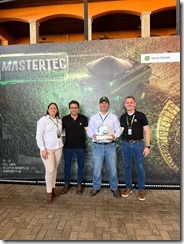 Ganador chileno con equipo organizador