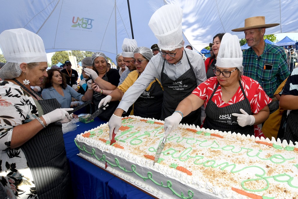 Labranza festeja con torta de zanahorias y María José Quintanilla