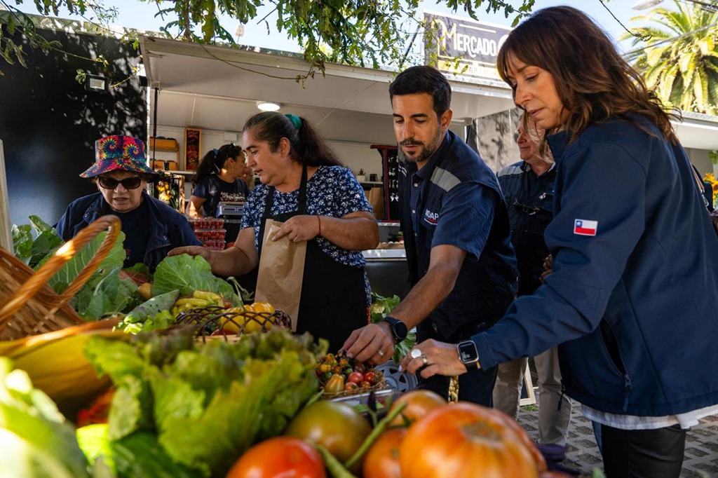 INDAP visita mercado agroecológico y cooperativa apícola en Araucanía