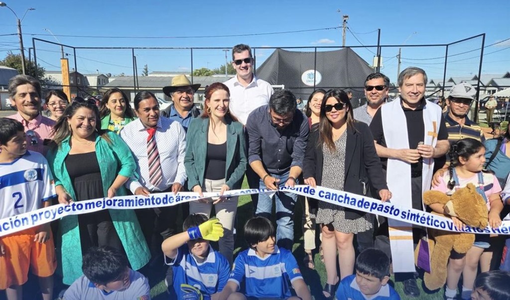 Emilia Ríos inaugura cancha sintética en Loncoche