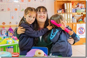 EDUCADORA Y NIÑOS_1 (1)