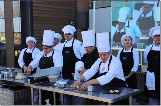 Estudiantes y Docentes de Gastronomía del CFT Santo Tomás Temuco realizaron clase de cocina en vivo en comuna de Cunco