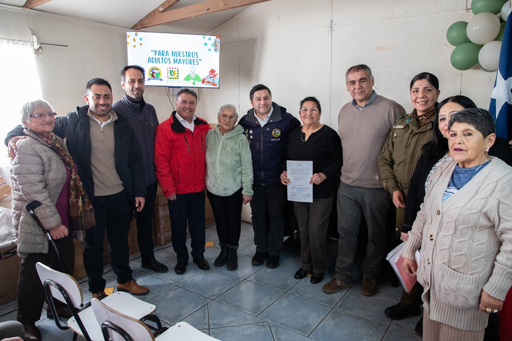 Entregan implementación médica a adultos mayores en Lautaro