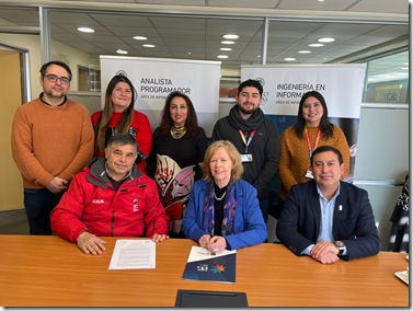 Firma de convenio Santo Tomás y PLC