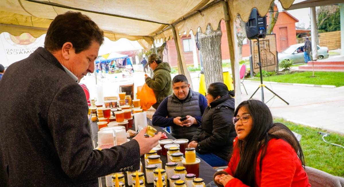 Exitosa Primera Feria de la Miel en Lumaco atrae a visitantes de la región