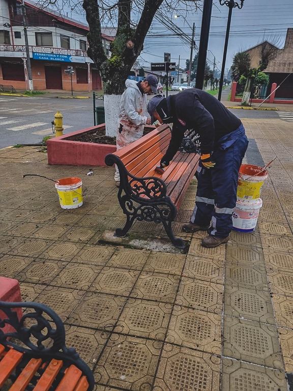 Collipulli renueva plaza central con flores y mobiliario - Araucanía Noticias