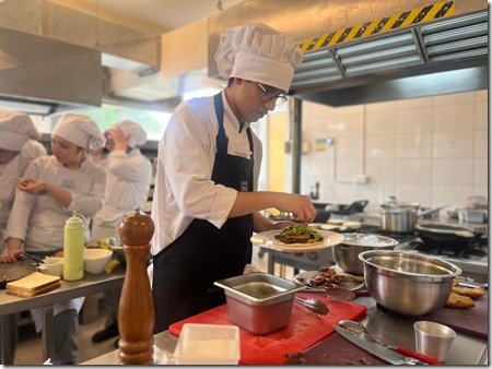 CFT Santo Tomás Temuco realizó el 2° Concurso de Sándwich de la Cocina Tradicional y Chilena con destacados chefs como jurado CFT Santo Tomás Temuco realizó el 2° Concurso de Sándwich de la Cocina Tradicional y Chilena con destacados chefs como jurado