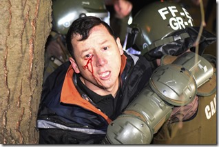 TEMUCO: Carabineros dispersa a manifestantes en la casa de Martin Pradena