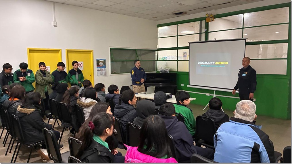 charla sobre prevenci&oacute;n de drogas en la feria de seguridad