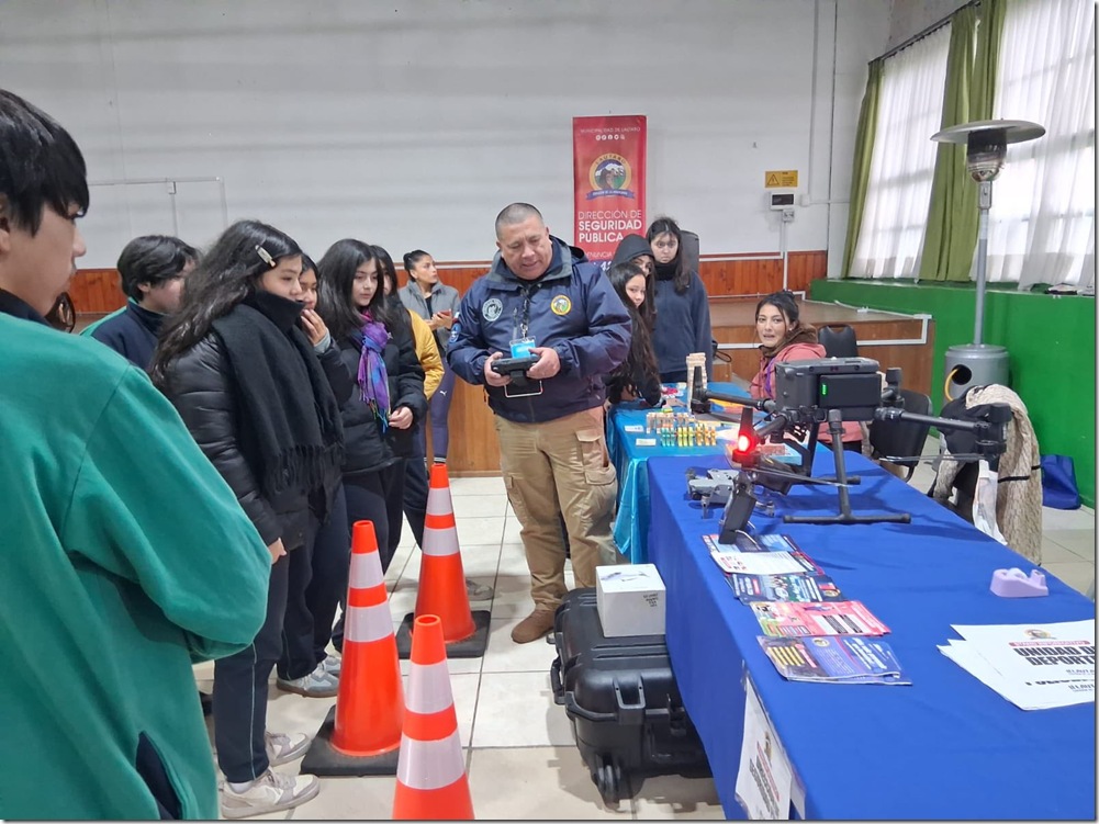 estudiantes participando de la feria de seguridad